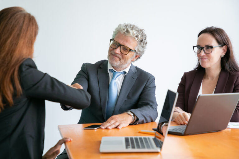 When to Hire a Lawyer or an Advocate